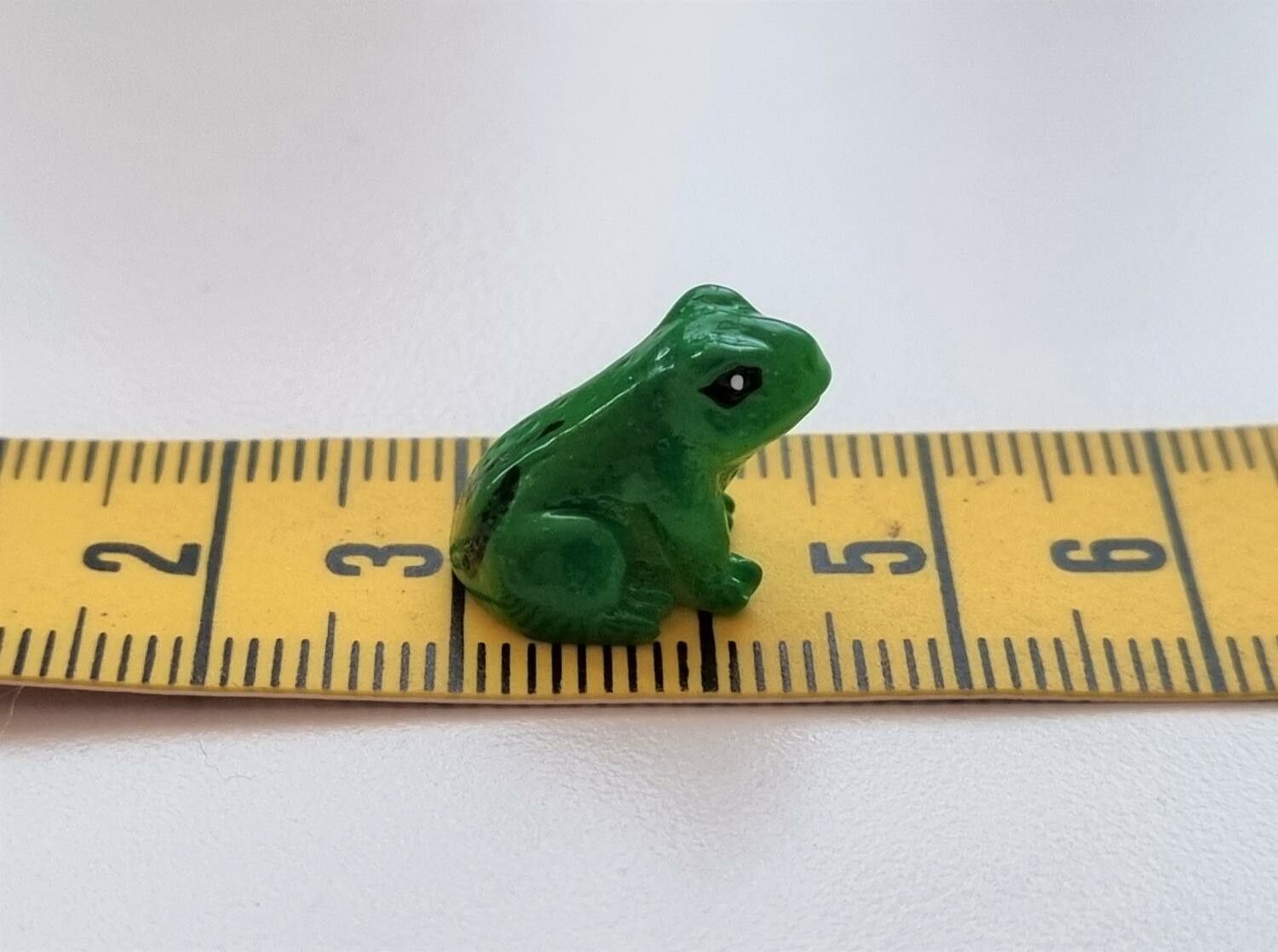 1 st grön liten groda. Miniatyr / figurin för dekoration