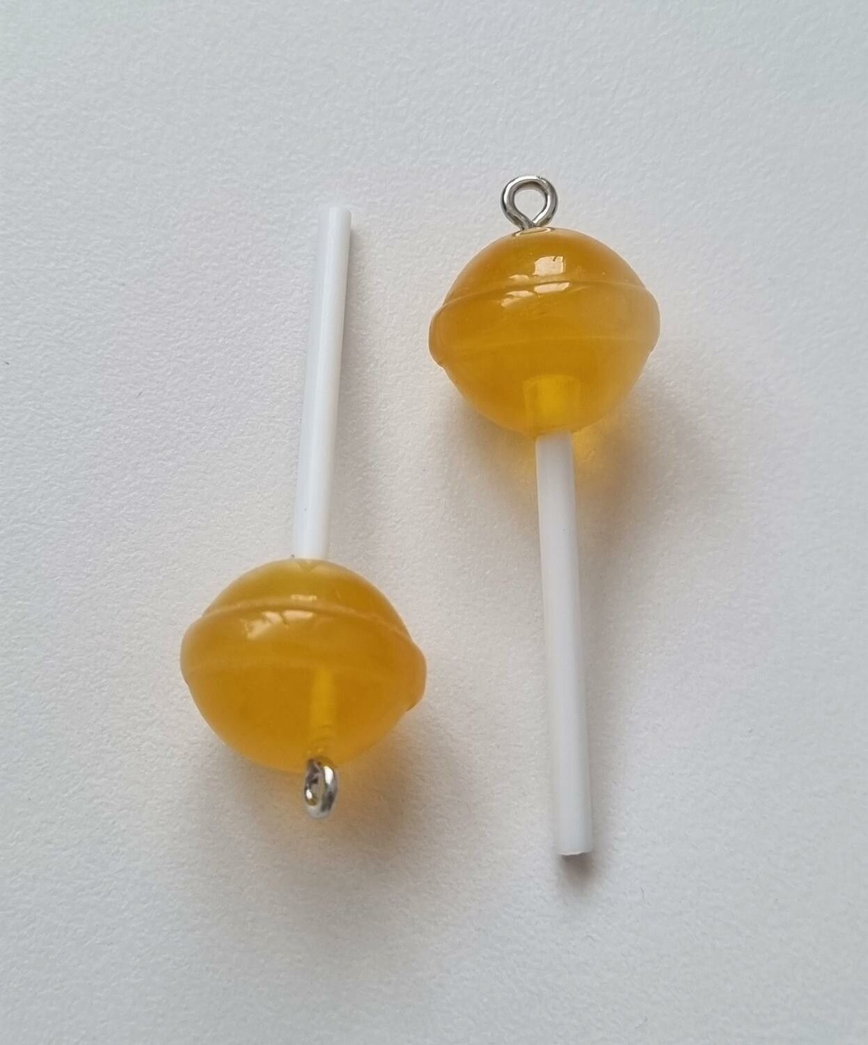 2 st gula klubbor. Berlocker, hängen, charms
