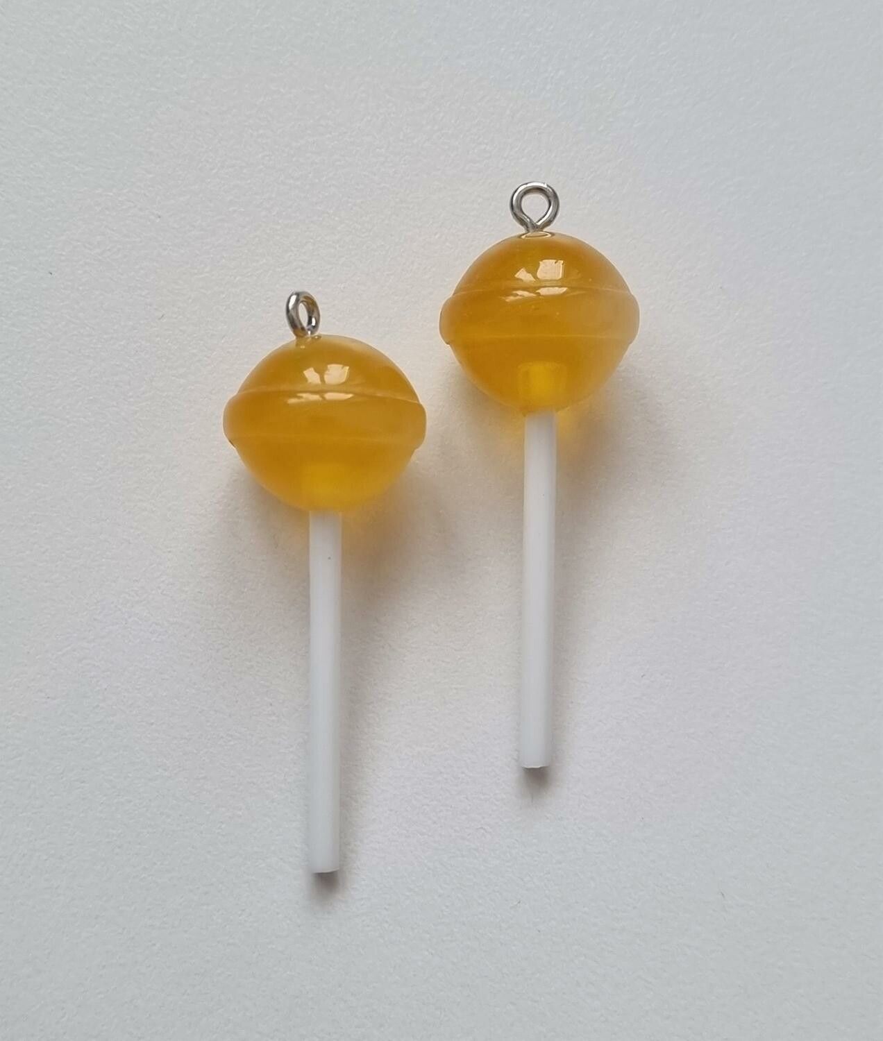 2 st gula klubbor. Berlocker, hängen, charms