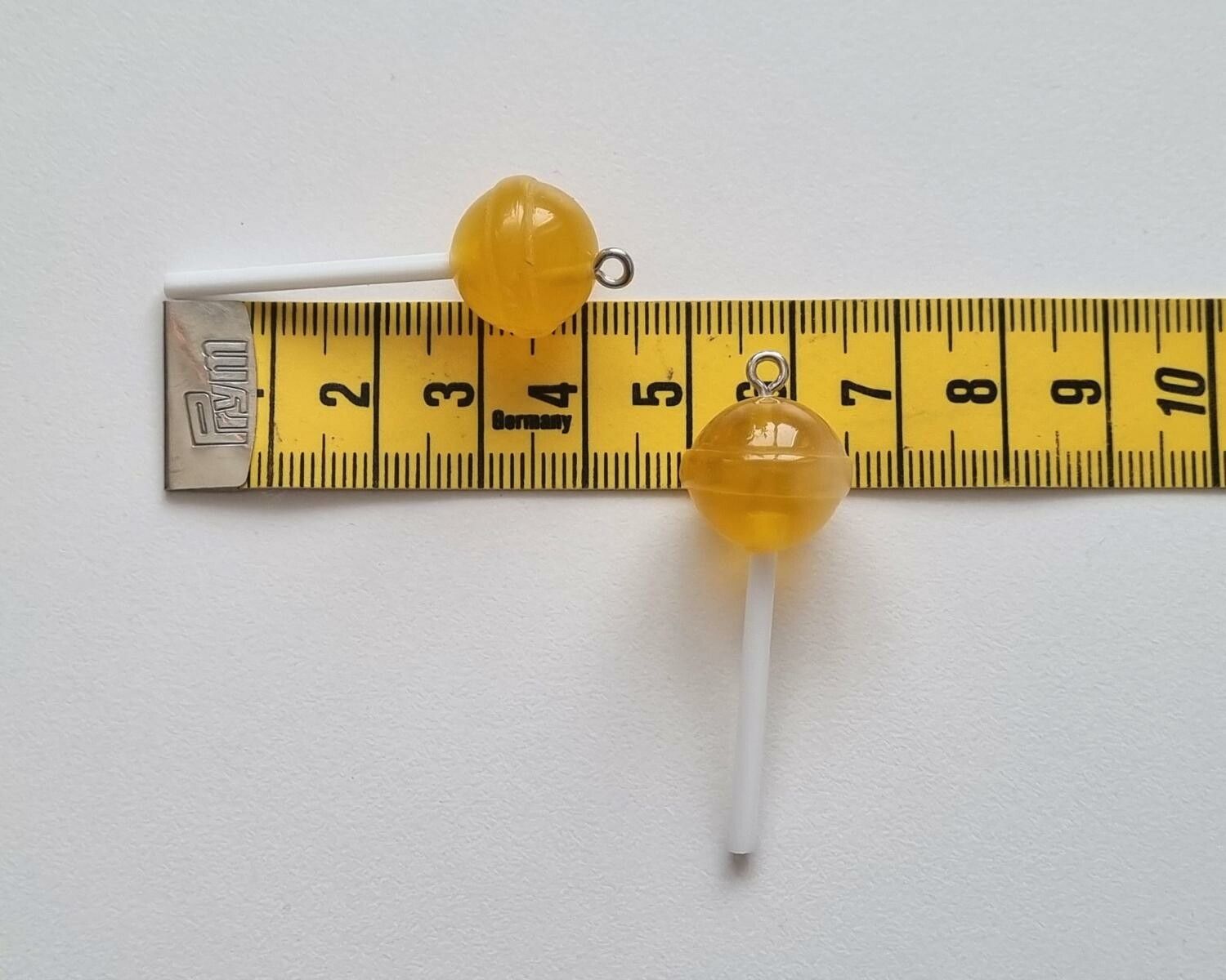 2 st gula klubbor. Berlocker, hängen, charms