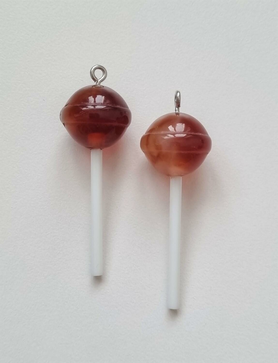 2 st bruna klubbor. Berlocker, hängen, charms