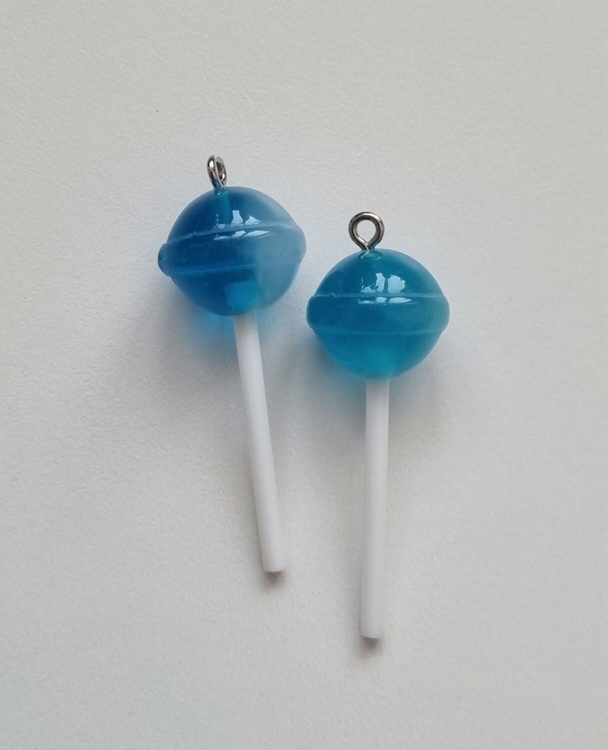 2 st blå klubbor. Berlocker, hängen, charms