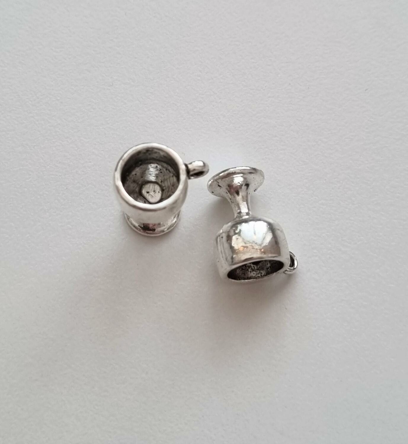 2 st Bägare, glas, vinglas. Berlocker / hängen / miniatyrer