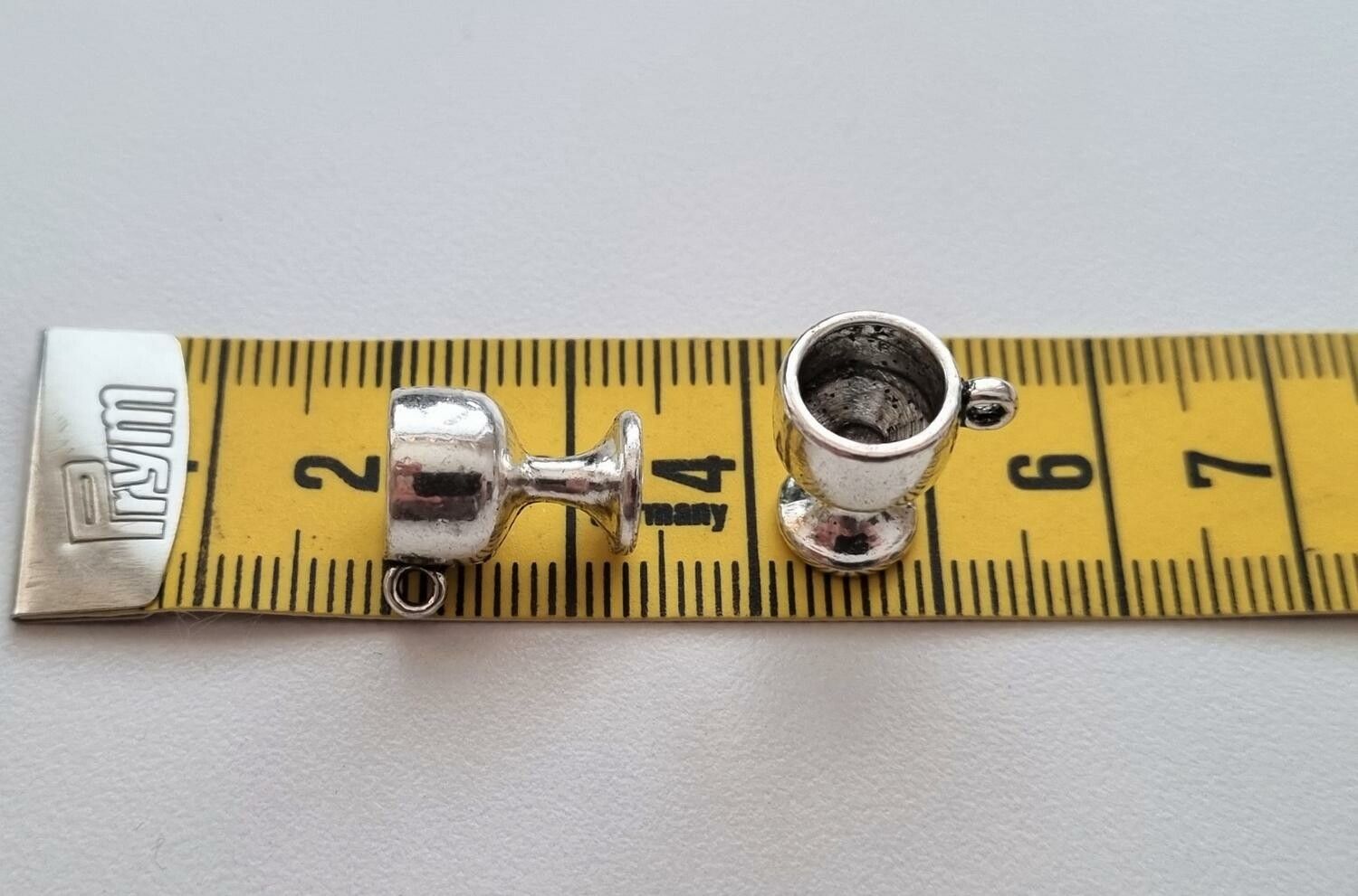2 st Bägare, glas, vinglas. Berlocker / hängen / miniatyrer