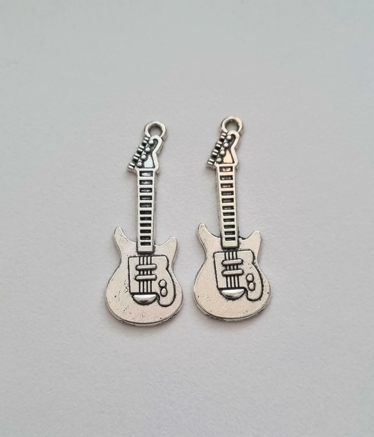 2 st silverfärgade gitarrer, berlocker / hängen / miniatyrer