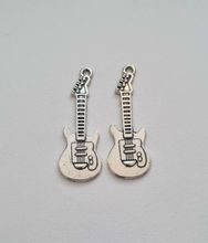 2 st silverfärgade gitarrer, berlocker / hängen / miniatyrer