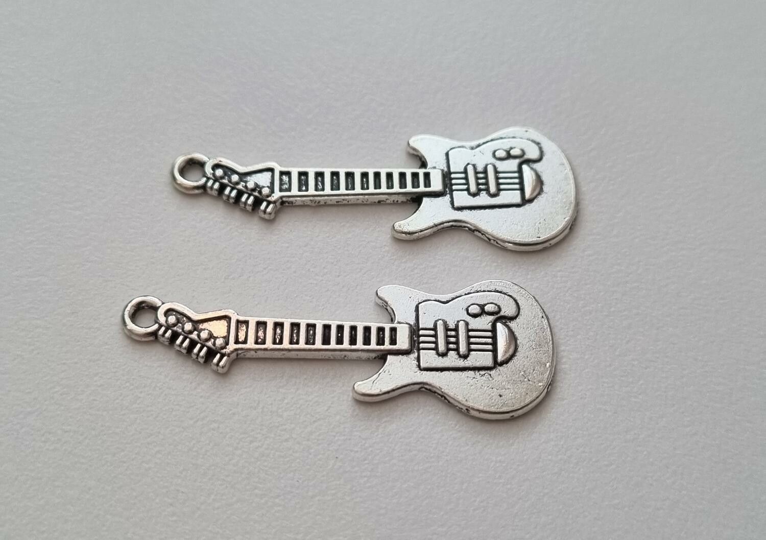 2 st silverfärgade gitarrer, berlocker / hängen / miniatyrer