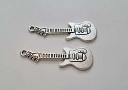 2 st silverfärgade gitarrer, berlocker / hängen / miniatyrer
