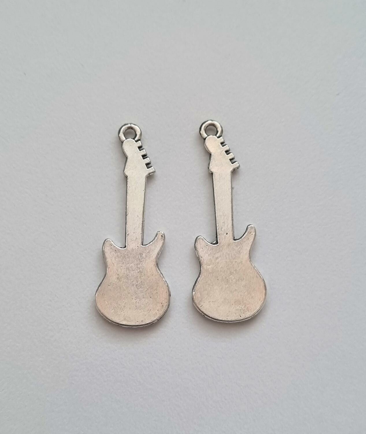 2 st silverfärgade gitarrer, berlocker / hängen / miniatyrer