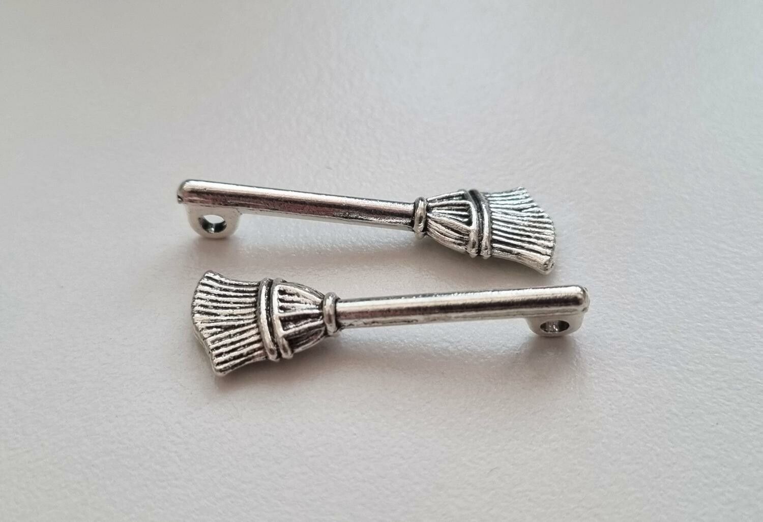 2 st silverfärgade sopkvastar, berlocker / hängen / miniatyrer