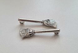 2 st silverfärgade sopkvastar, berlocker / hängen / miniatyrer