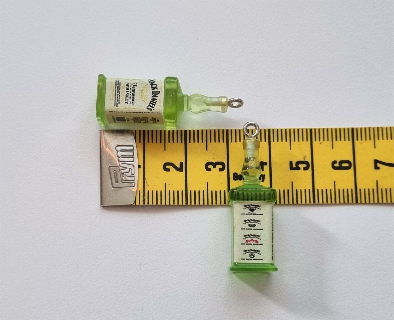 Jack Daniels miniatyrer, flaskor, miniflaskor Berlocker / hängen (2 st)