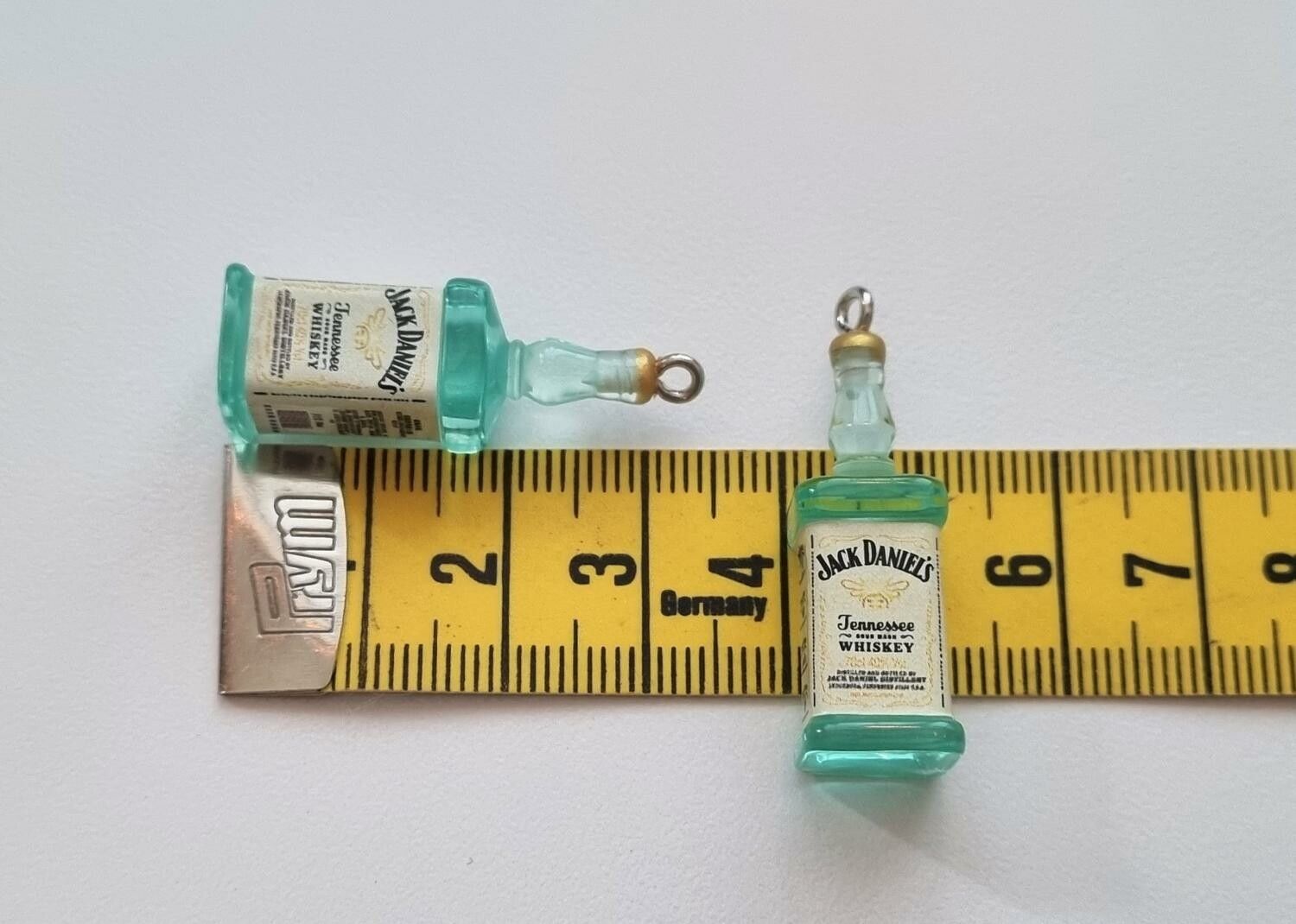 Jack Daniels miniatyrer, flaskor, miniflaskor Berlocker / hängen (2 st)