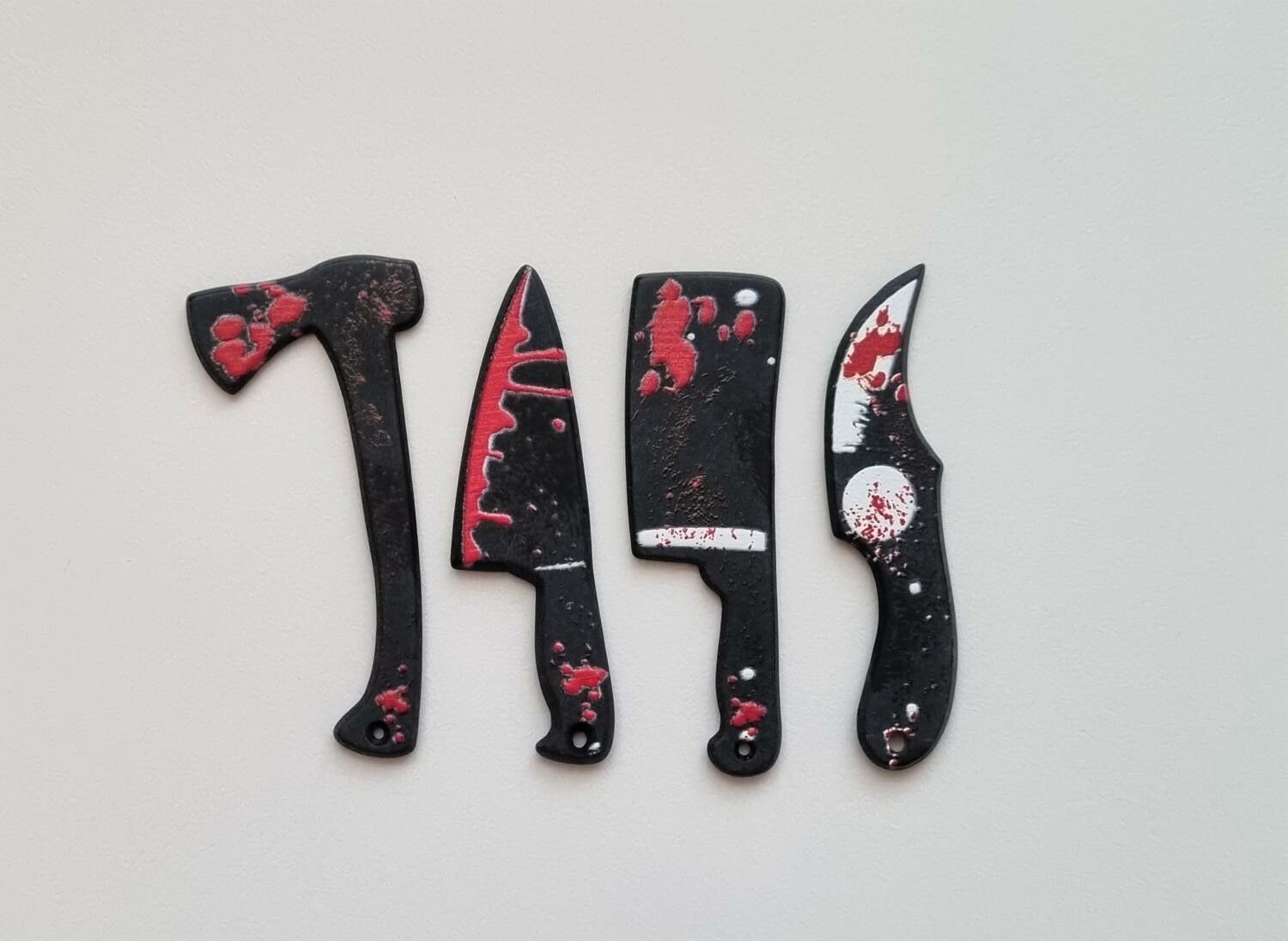 4 st miniatyrer, berlocker för Halloween (knivar, yxa och köttyxa)