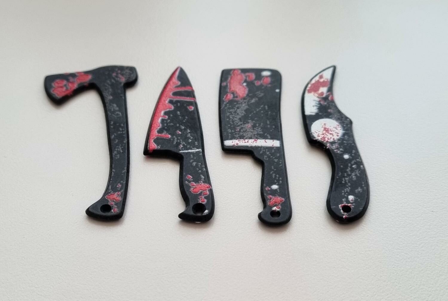 4 st miniatyrer, berlocker för Halloween (knivar, yxa och köttyxa)
