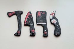 4 st miniatyrer, berlocker för Halloween (knivar, yxa och köttyxa)