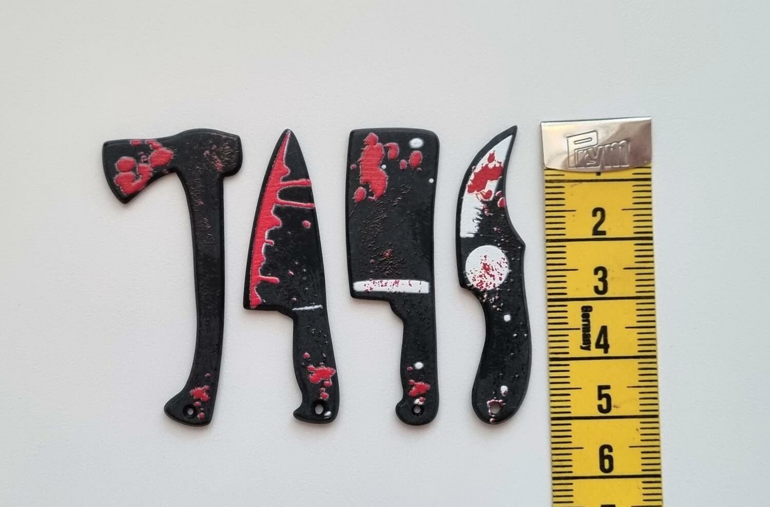 4 st miniatyrer, berlocker för Halloween (knivar, yxa och köttyxa)