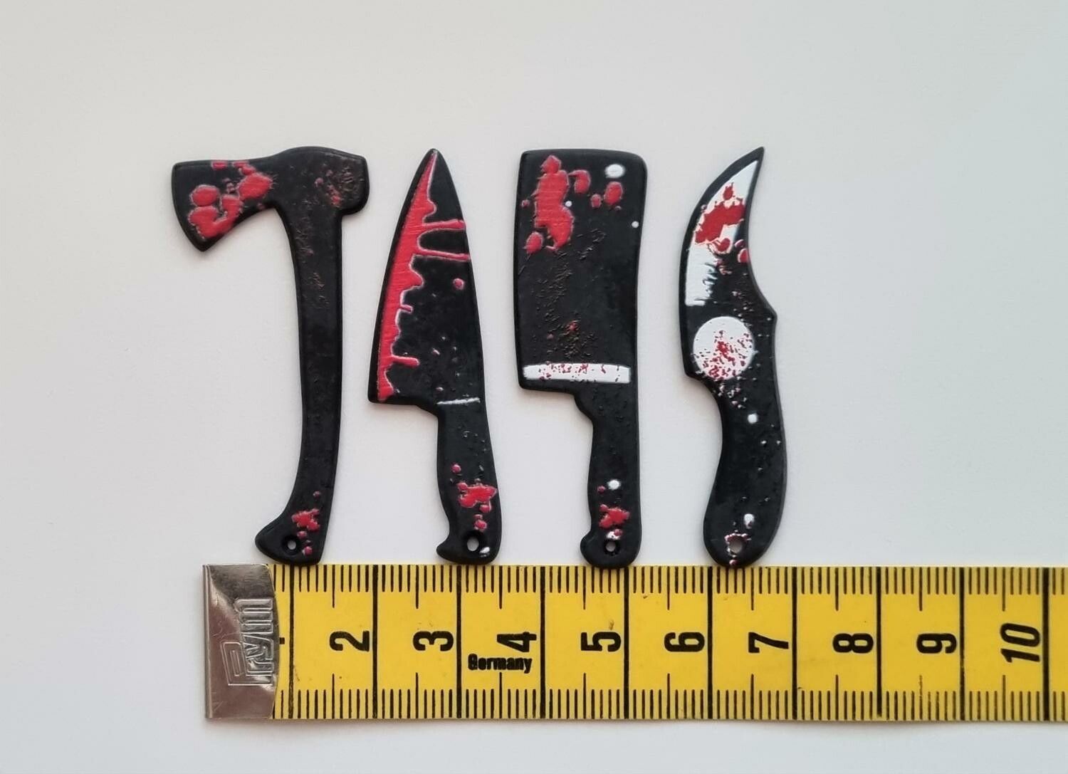 4 st miniatyrer, berlocker för Halloween (knivar, yxa och köttyxa)