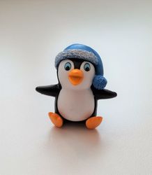 Pingvin med en blå tomteluva. Miniatyr / figur för dekoration