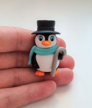 Pingvin med käpp och svart hatt. Miniatyr / figur för dekoration