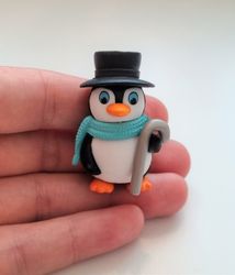 Pingvin med käpp och svart hatt. Miniatyr / figur för dekoration