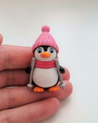 Pingvin med stavar och rosa mössa. Miniatyr / figur för dekoration