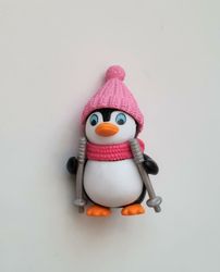 Pingvin med stavar och rosa mössa. Miniatyr / figur för dekoration