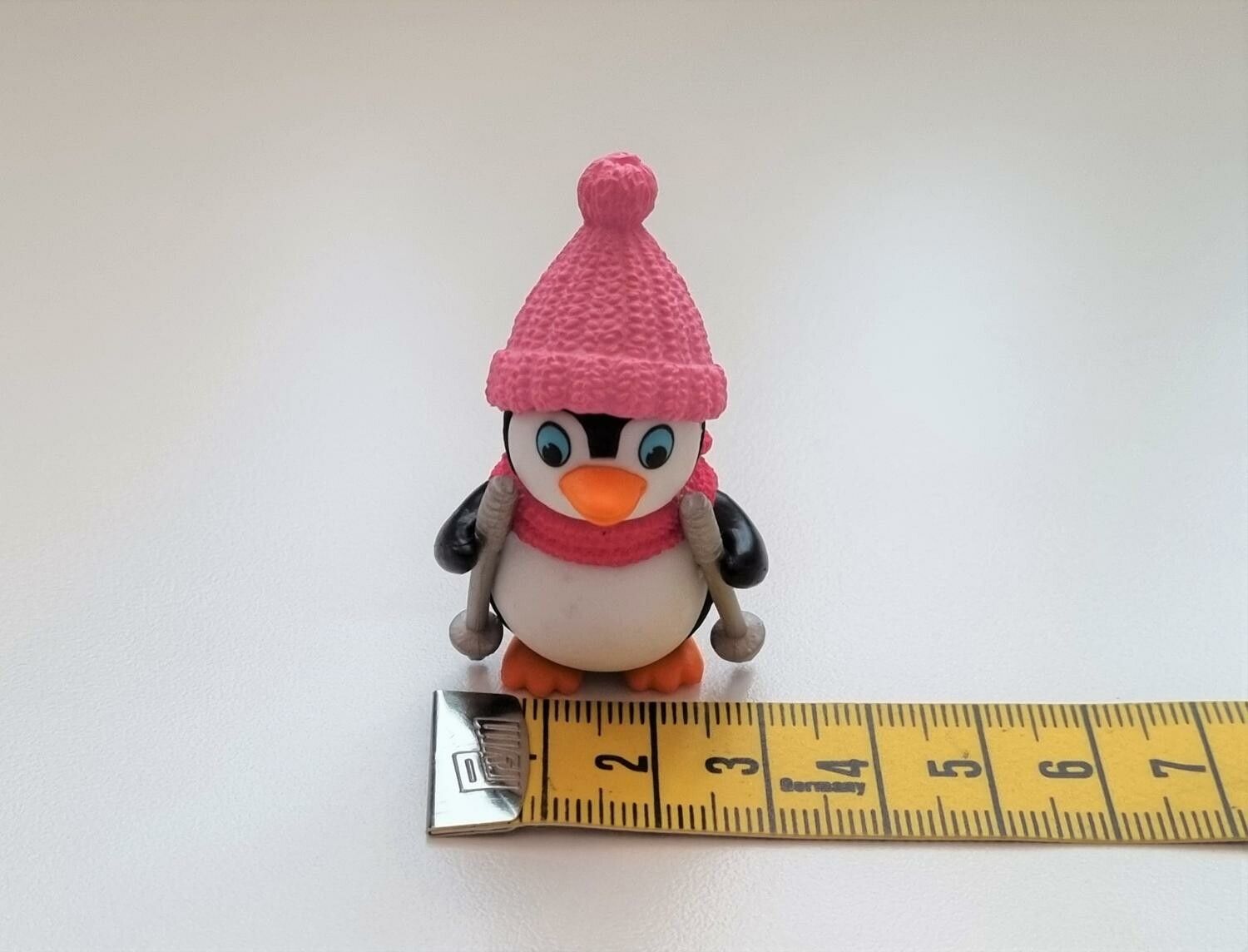 Pingvin med stavar och rosa mössa. Miniatyr / figur för dekoration