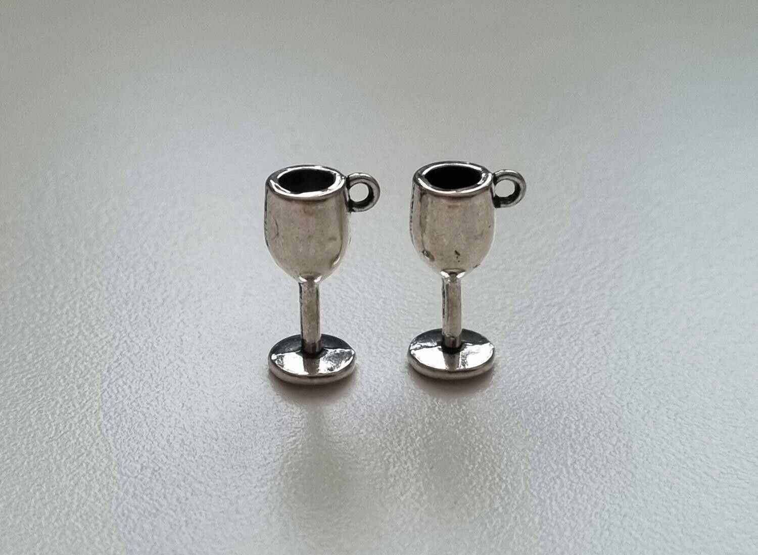 2 st silverfärgade berlocker / charms - Liten drink, bägare, vinglas