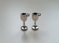 2 st silverfärgade berlocker / charms - Liten drink, bägare, vinglas
