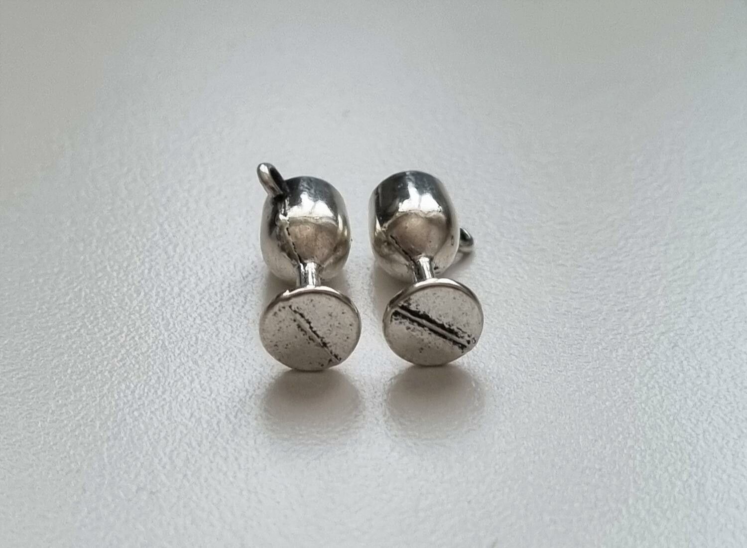 2 st silverfärgade berlocker / charms - Liten drink, bägare, vinglas
