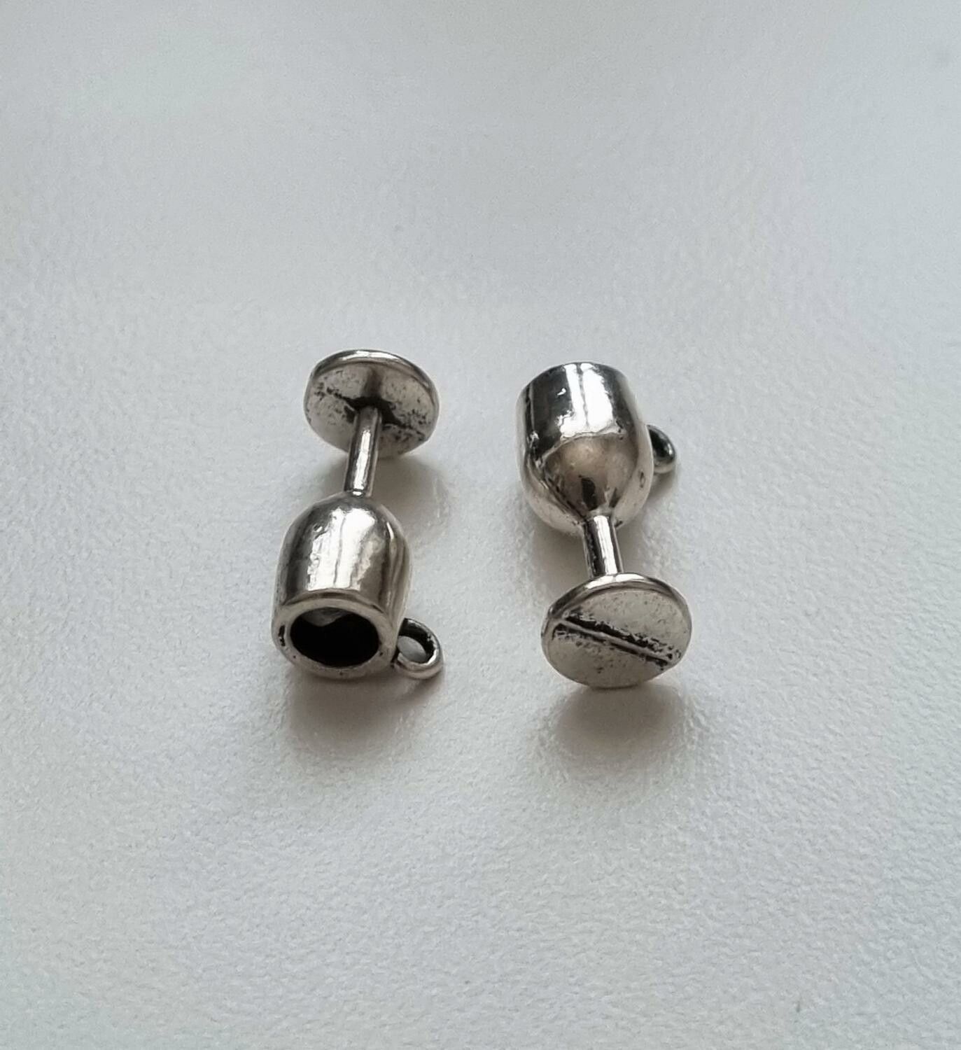 2 st silverfärgade berlocker / charms - Liten drink, bägare, vinglas