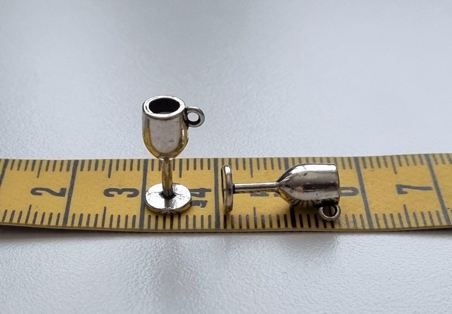 2 st silverfärgade berlocker / charms - Liten drink, bägare, vinglas