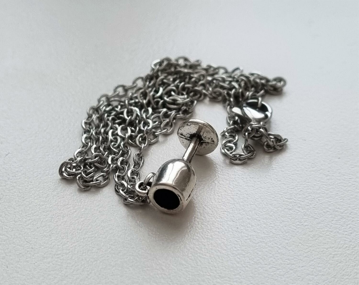 Halsband (50 cm) i rostfritt stål med berlock - Liten drink / bägare / vinglas