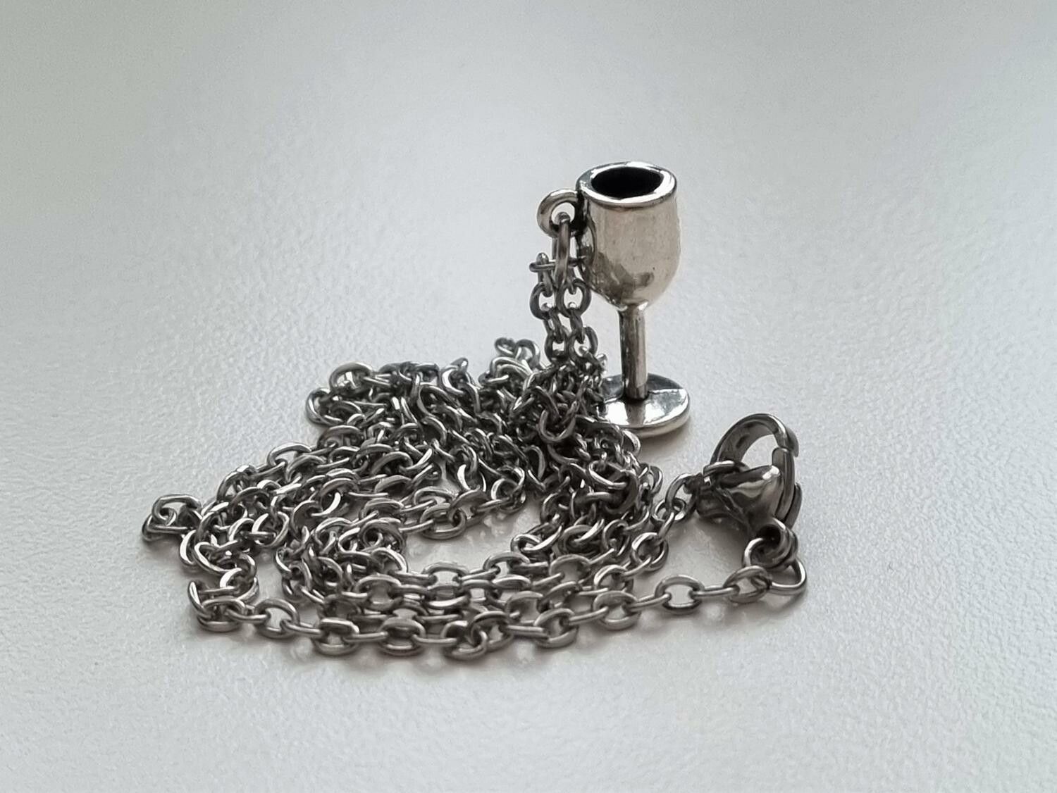 Halsband (50 cm) i rostfritt stål med berlock - Liten drink / bägare / vinglas