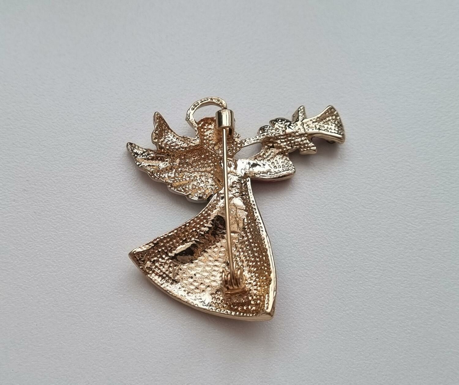 Brosch, Ängel med trumpet