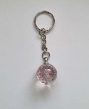 Nyckelring Glaskula glasboll med torkad blomma (rosa och lila)