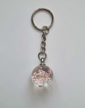 Nyckelring Glaskula glasboll med torkad blomma (rosa)