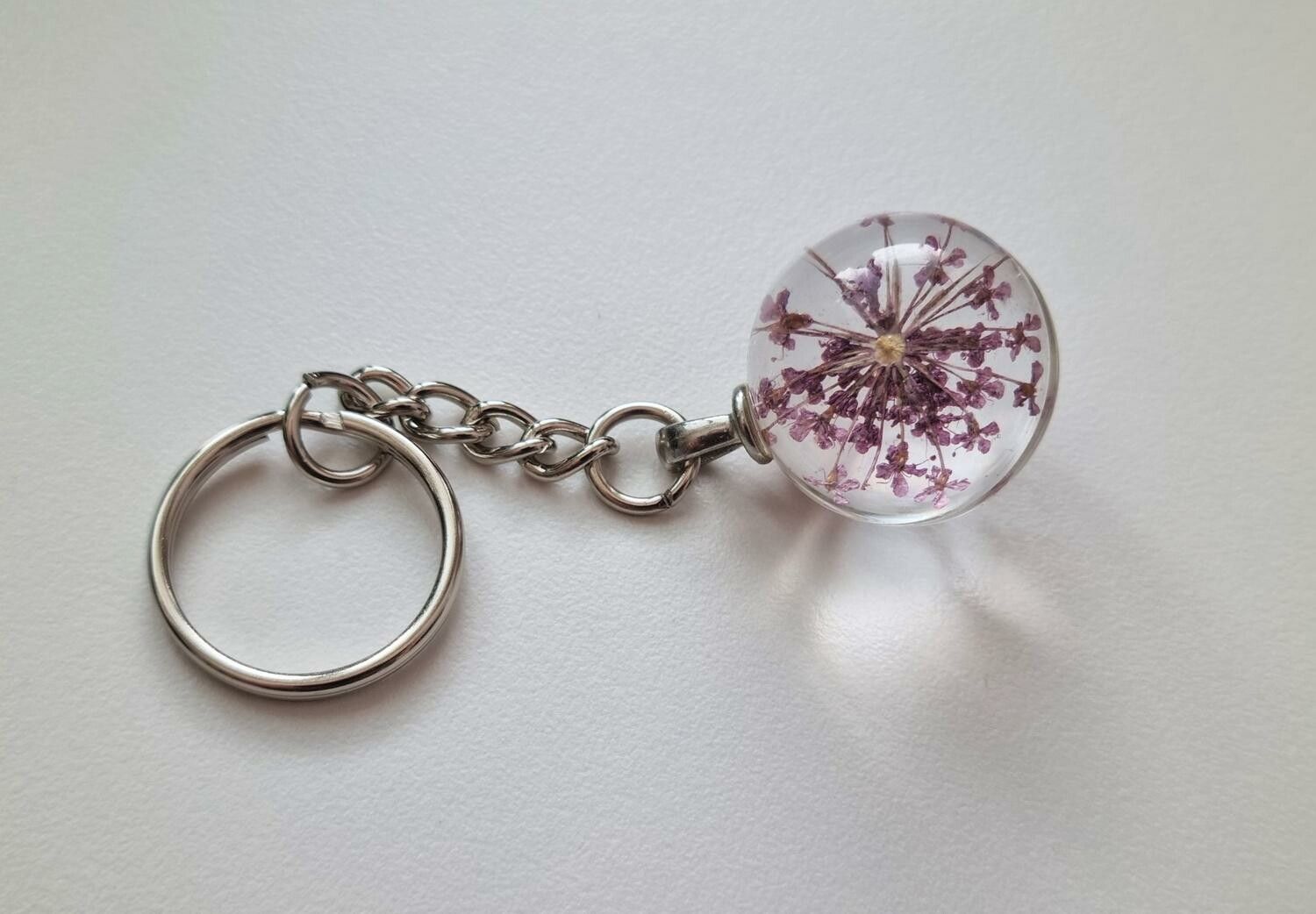 Nyckelring Glaskula glasboll med torkad blomma (lila)