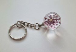 Nyckelring Glaskula glasboll med torkad blomma (lila)