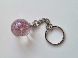Nyckelring Glaskula glasboll med torkad blomma (lila)