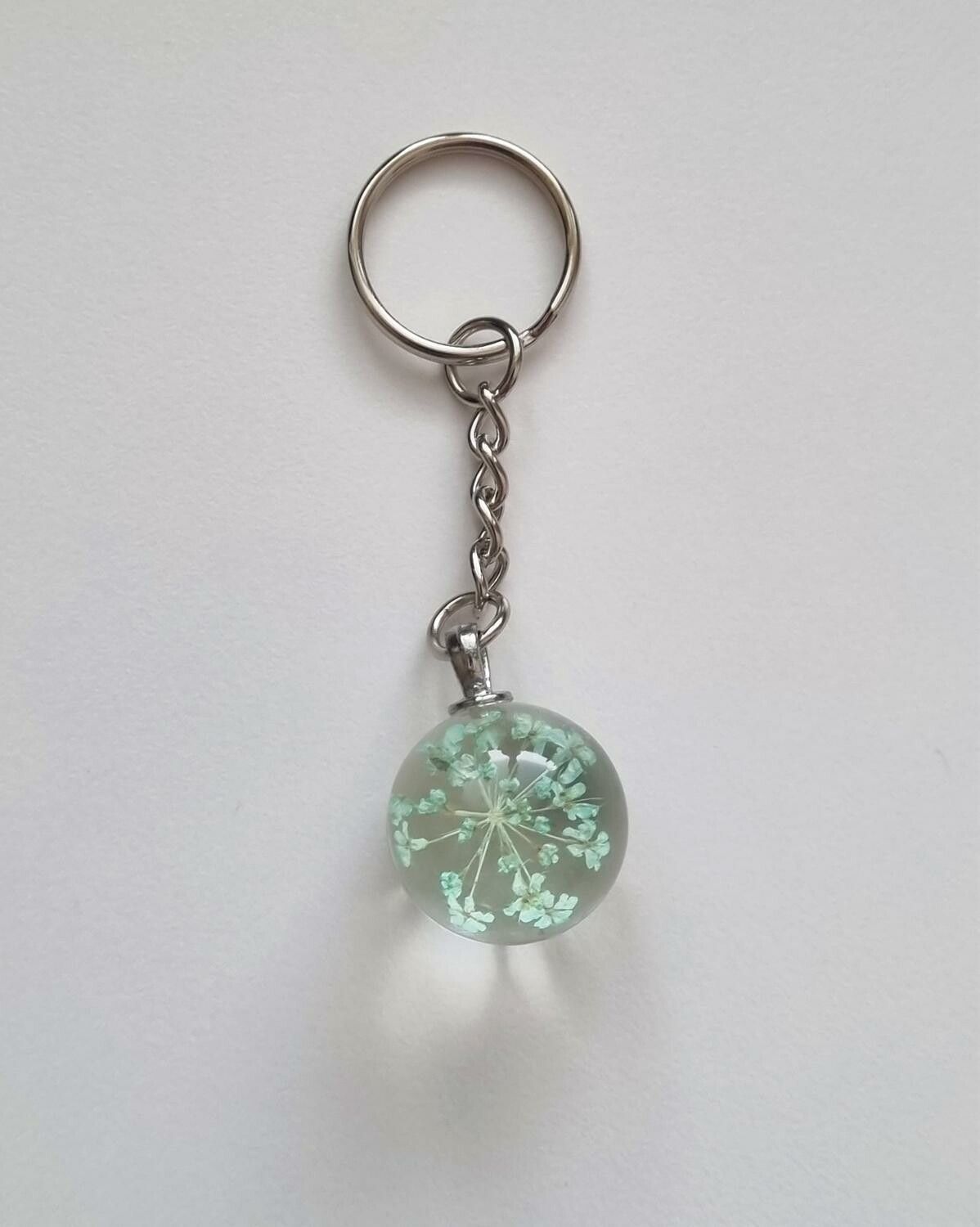 Nyckelring Glaskula glasboll med torkad blomma (turkos)