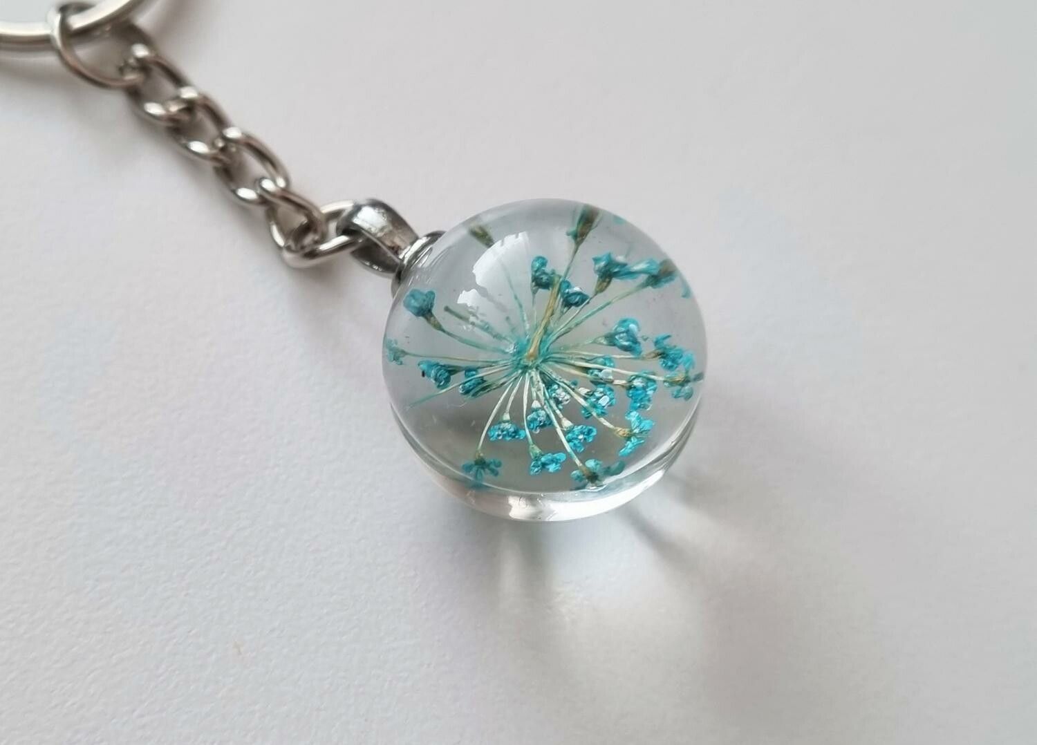Nyckelring Glaskula glasboll med torkad blomma (blå/turkos)