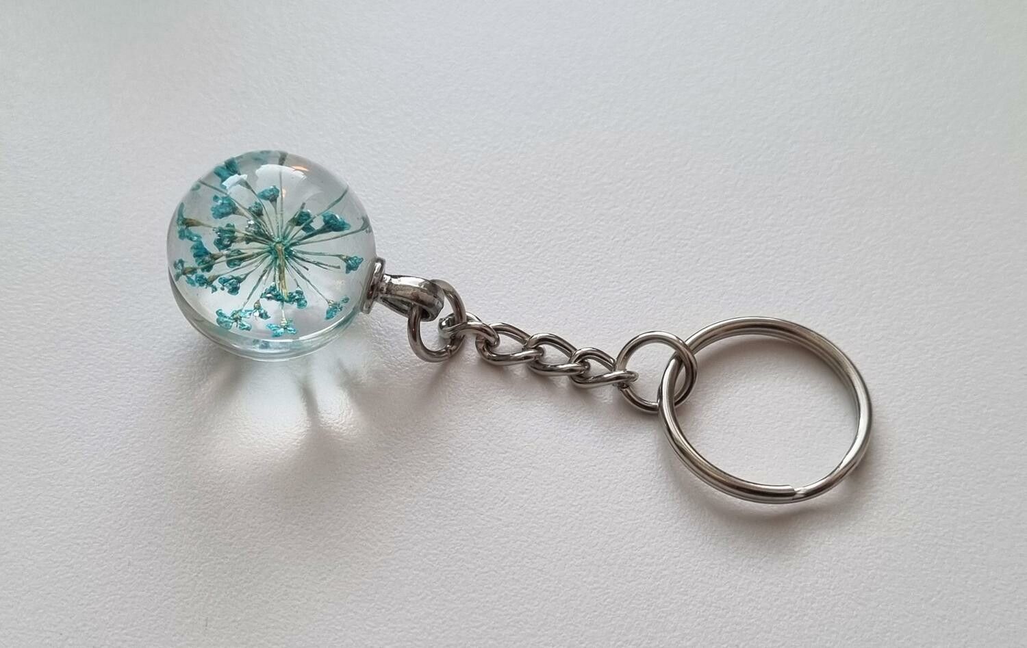 Nyckelring Glaskula glasboll med torkad blomma (blå/turkos)