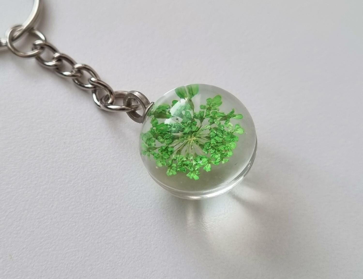 Nyckelring Glaskula glasboll med torkad blomma (grön)