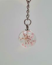 Nyckelring Glaskula glasboll med torkad blomma (Ljusrosa)