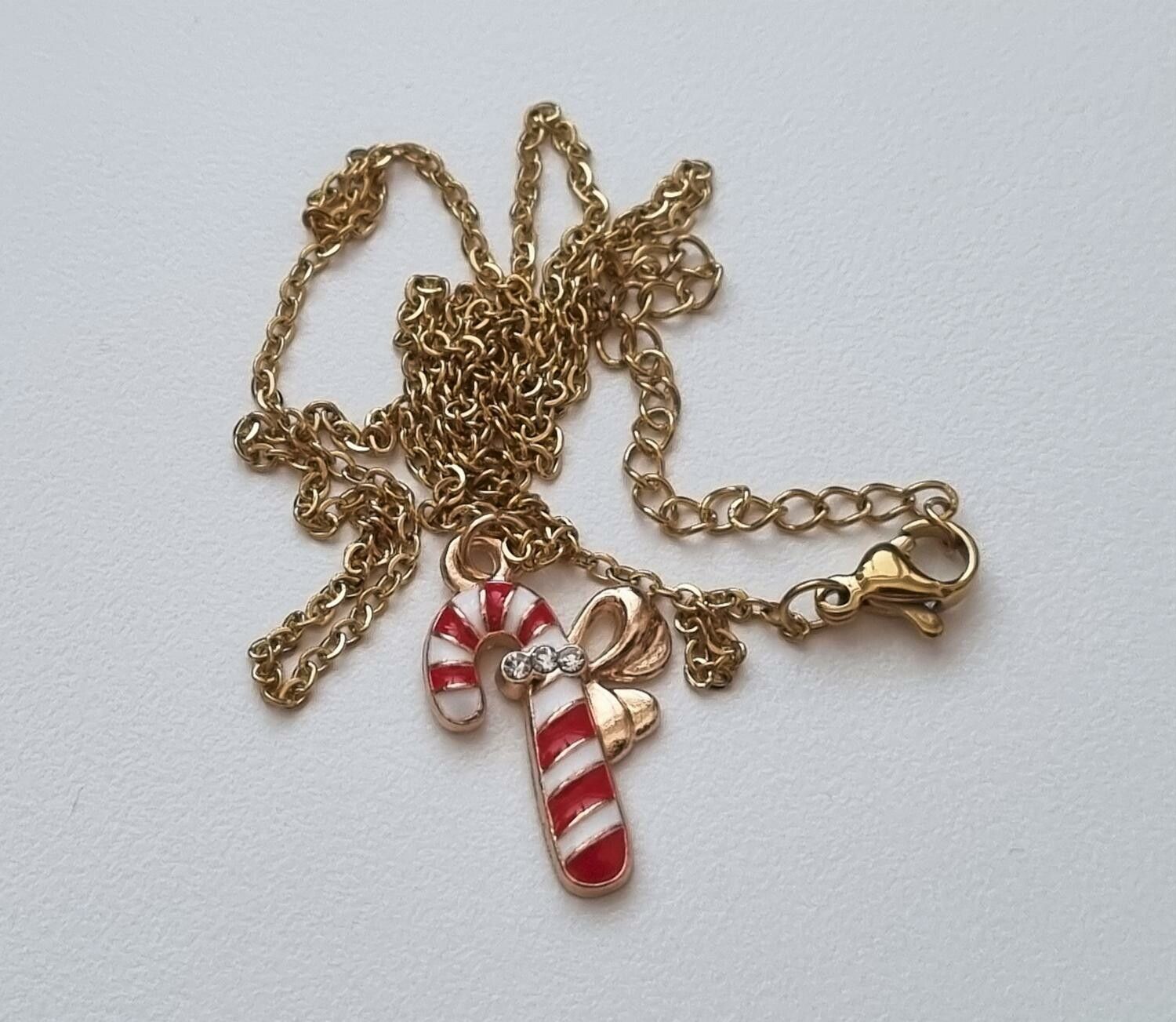 Halsband (45 cm) i rostfritt stål med söt berlock - Polkagris