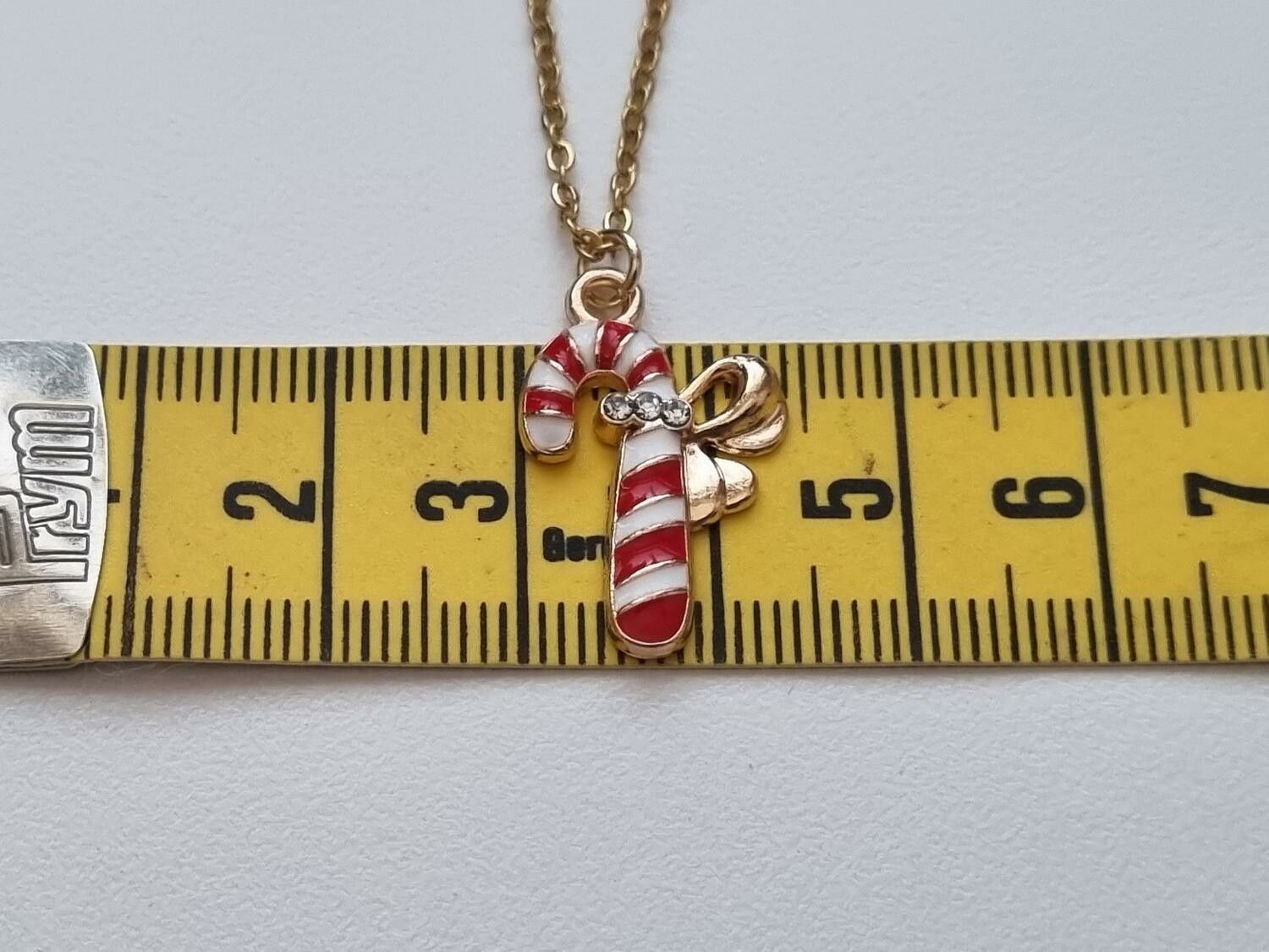 Halsband (45 cm) i rostfritt stål med söt berlock - Polkagris
