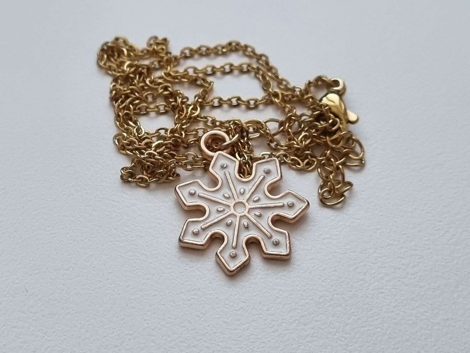 Halsband (45 cm) i rostfritt stål med söt berlock - Snöflinga