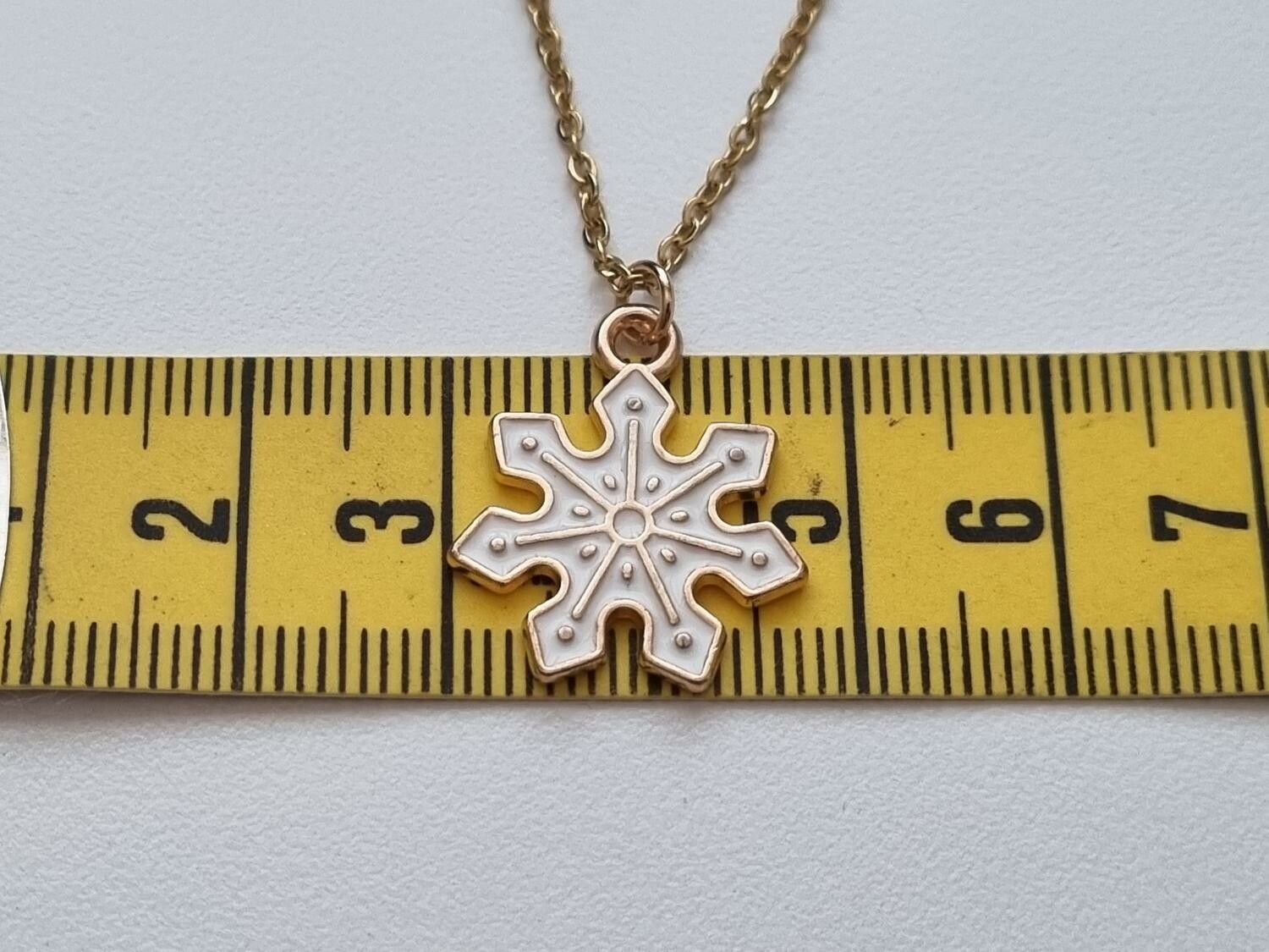 Halsband (45 cm) i rostfritt stål med söt berlock - Snöflinga